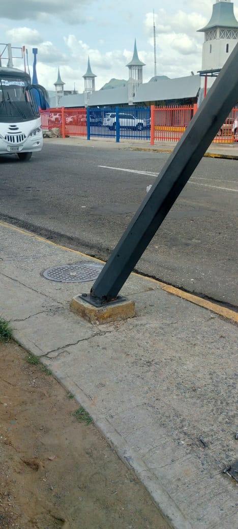 Usuarios denuncian poste eléctrico en situación de riesgo en Big Low Center de Valencia