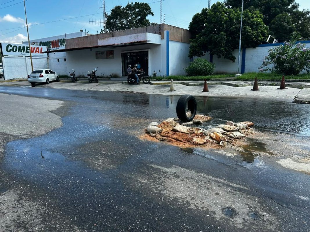 Colapso de aguas negras anega Av. Norte Sur 9 de La Isabelica