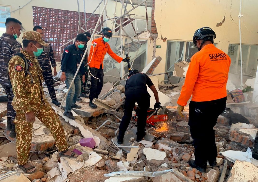 Suben a 53 los muertos y a 135 los heridos tras terremoto de 7,7 en Indonesia