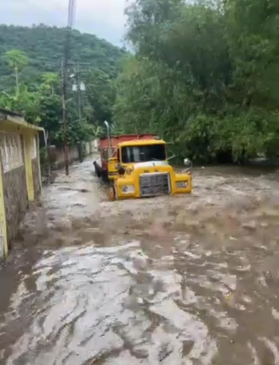 Fuertes lluvias e inundaciones causan afectaciones en la zona costera carabobeña