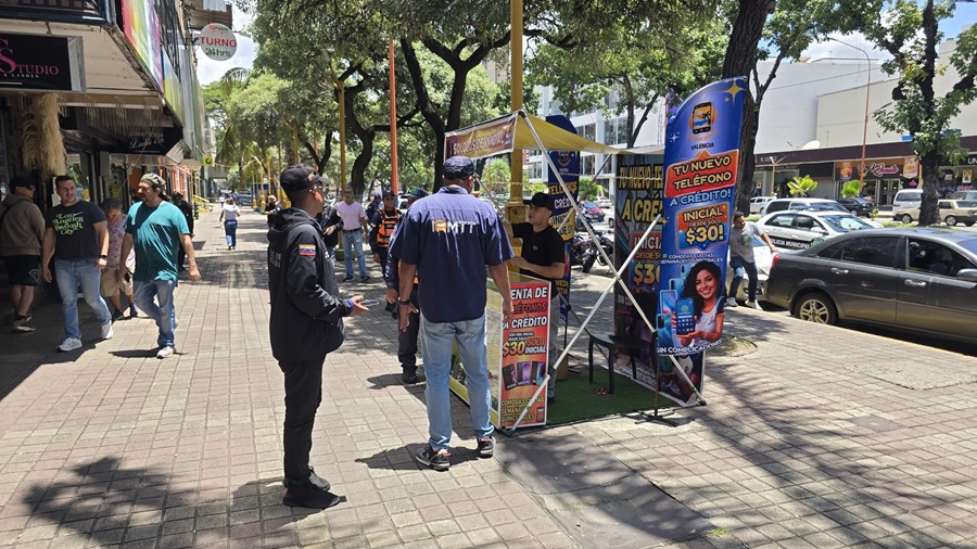 Alcaldía de Valencia despeja aceras y espacios públicos de la Av. Bolívar