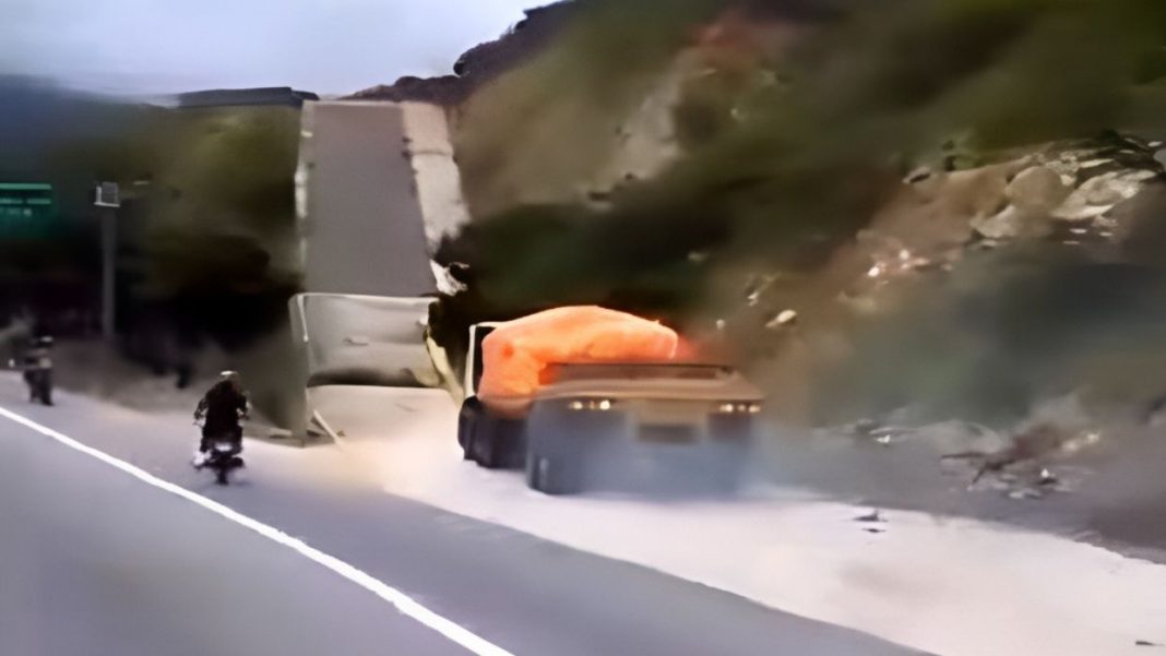 Gandola sin frenos volcó en la rampa de la autopista Caracas - La Guaira