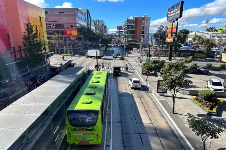 Transportistas en Guatemala exigen medidas urgentes ante alza de combustibles