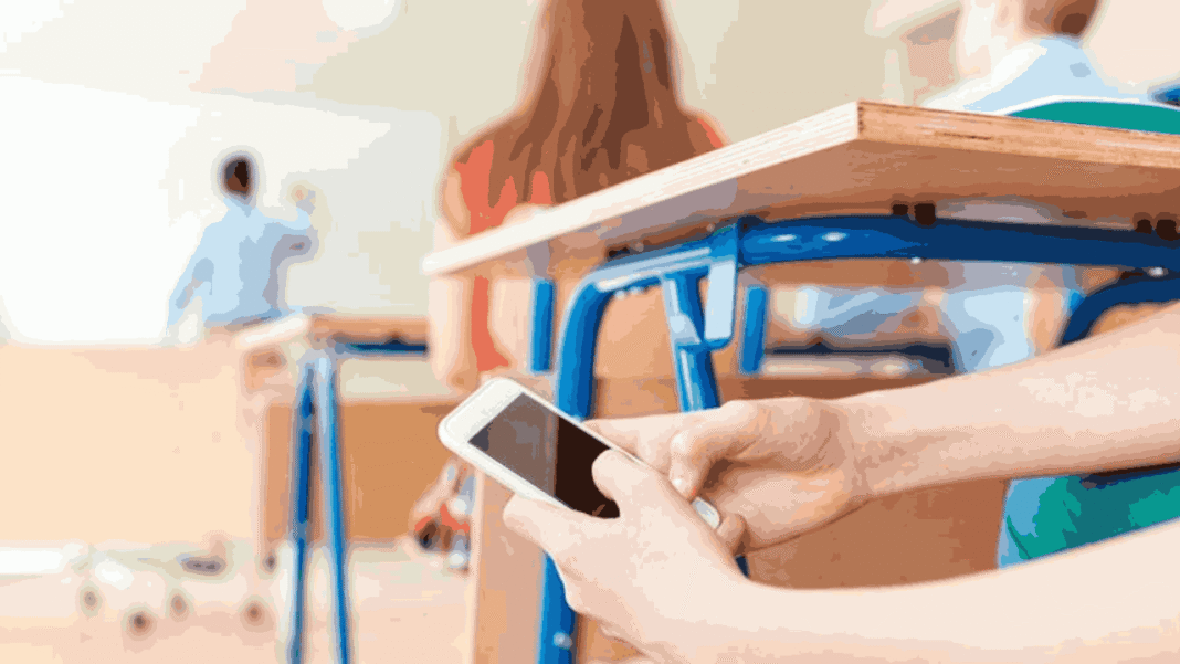 México regulará uso de celulares en escuelas tras consulta a docentes