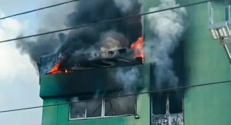 Incendio de gran magnitud consumió fábrica de cosméticos en Caracas