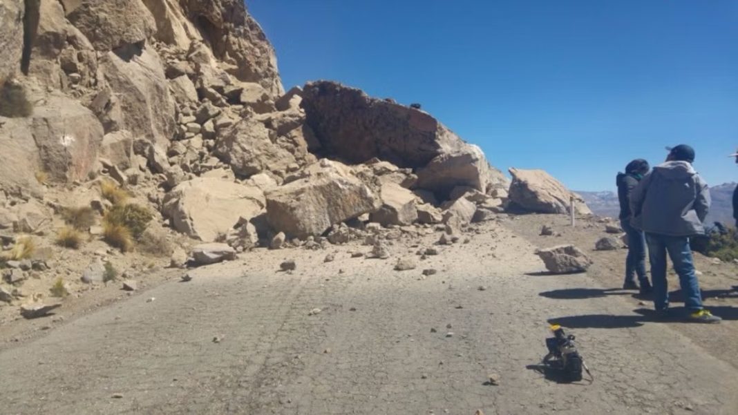 Perú establece puente aéreo y marítimo para trasladar a trapados por derrumbes