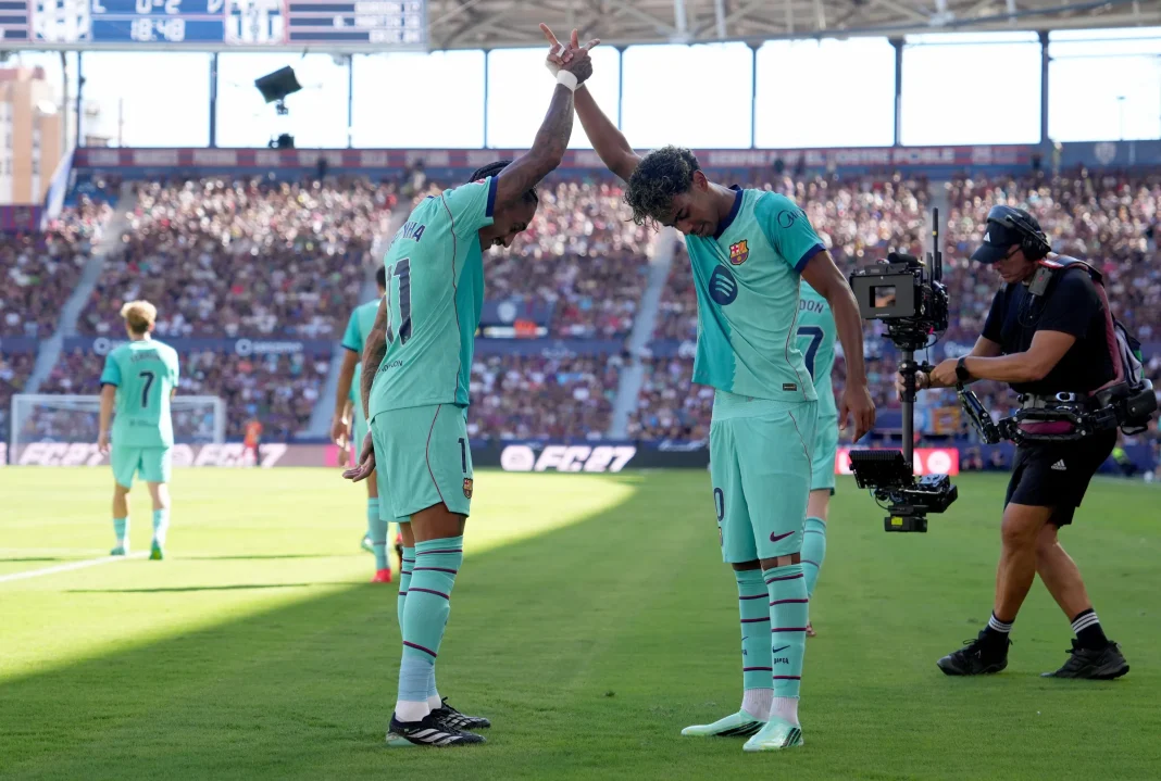 Barcelona golea y mantiene su liderato en la Liga