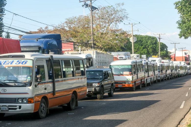 Choferes del transporte público en Bolivia entran en huelga contra el alza del diésel