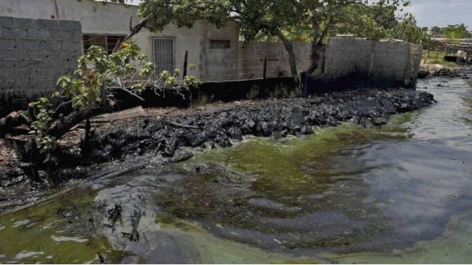Urgen atender derrames petroleros en el Lago de Maracaibo que afectan seis municipios