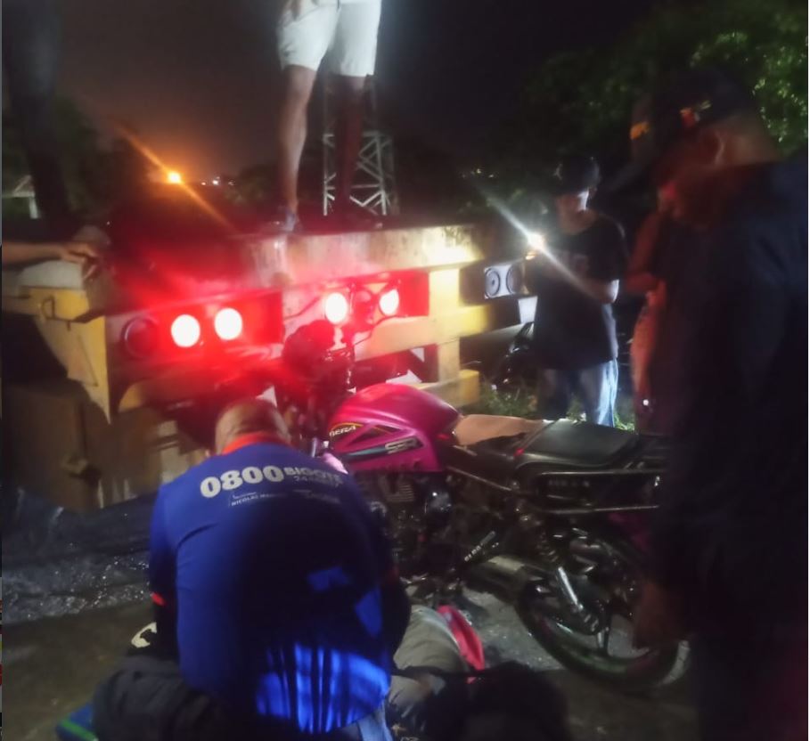 Un hombre resultó lesionado al chocar su moto contra una gandola en Puerto Cabello