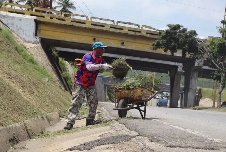 Ejecutan plan de limpieza vial en el Distribuidor El Palito de Puerto Cabello
