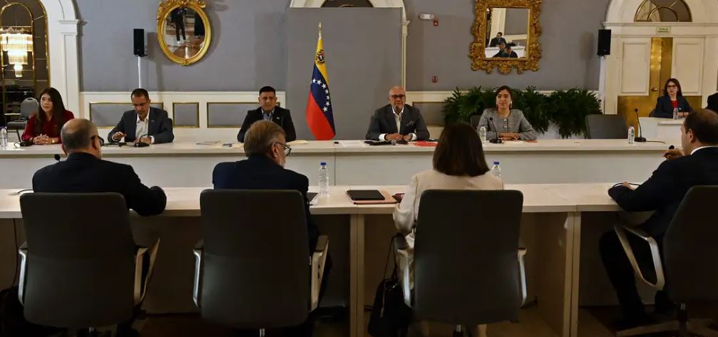 Oficialismo y delegación opositora extienden diálogo hasta el miércoles y revisan libertad de expresión