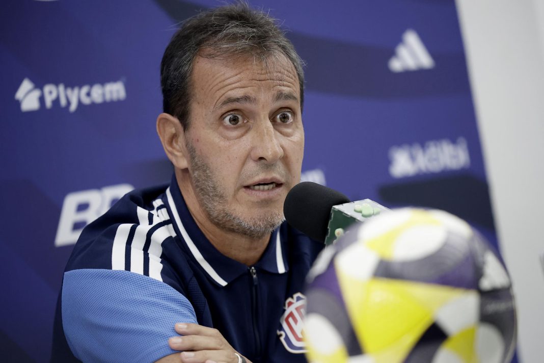 Costa Rica despidió a Bocha Batista de su selección