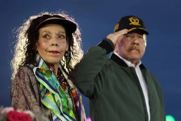 Daniel Ortega y su esposa