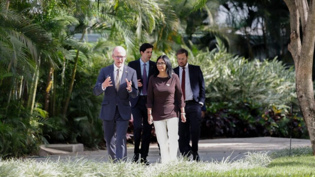 Delcy Rodríguez se reunió con el encargado de negocios de Reino Unido en Caracas