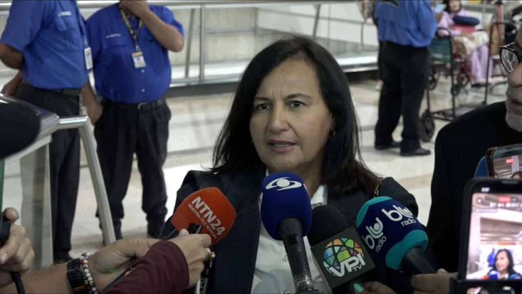 Dinorah Figuera llega al país para retomar mesa de diálogo