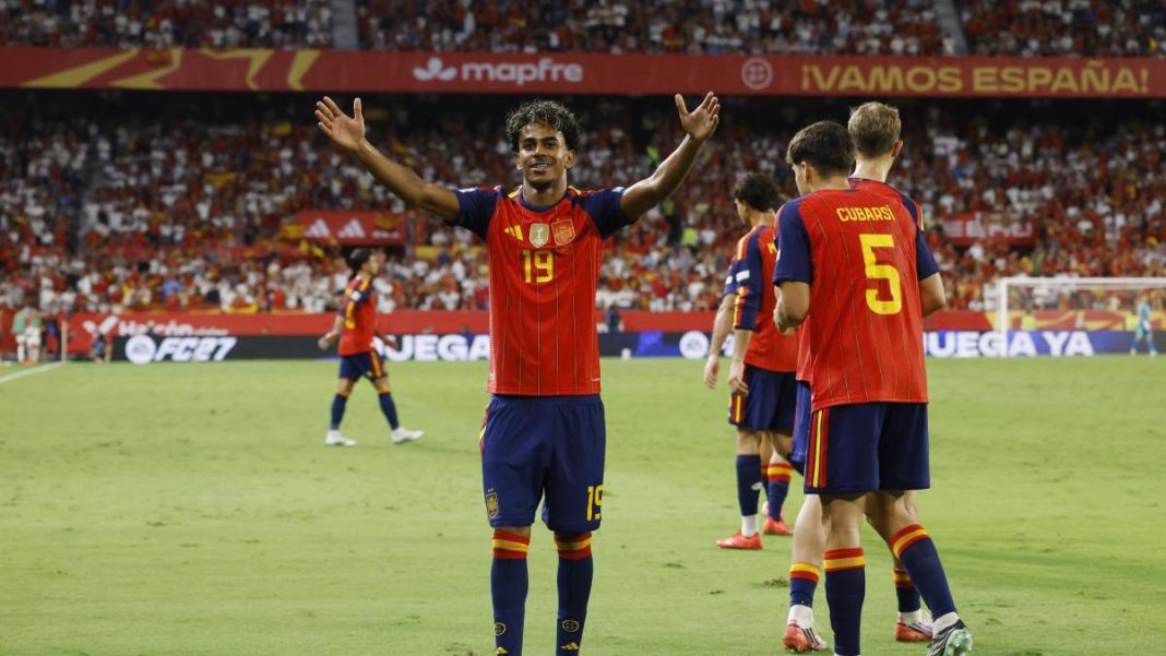 España vuelve a golear y amplia su histórico invicto