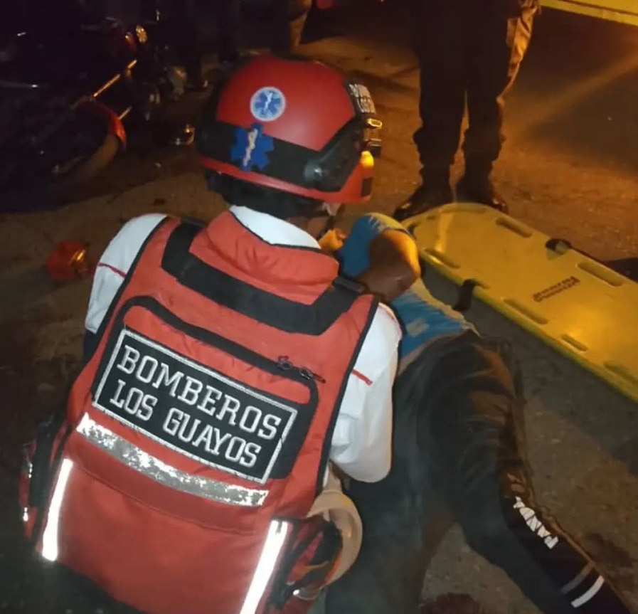 Heridos dos hombres en colisión entre moto y vehículo en Los Guayos