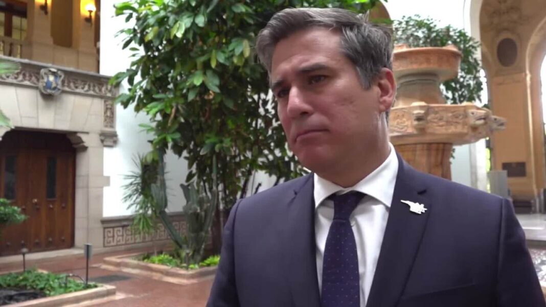 Presidenta de Costa Rica destituye a canciller por no avisarle de reunión con Trump