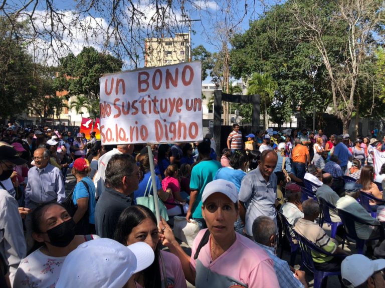 Ministerio de Educación reconoce que los docentes tienen salarios insuficiente
