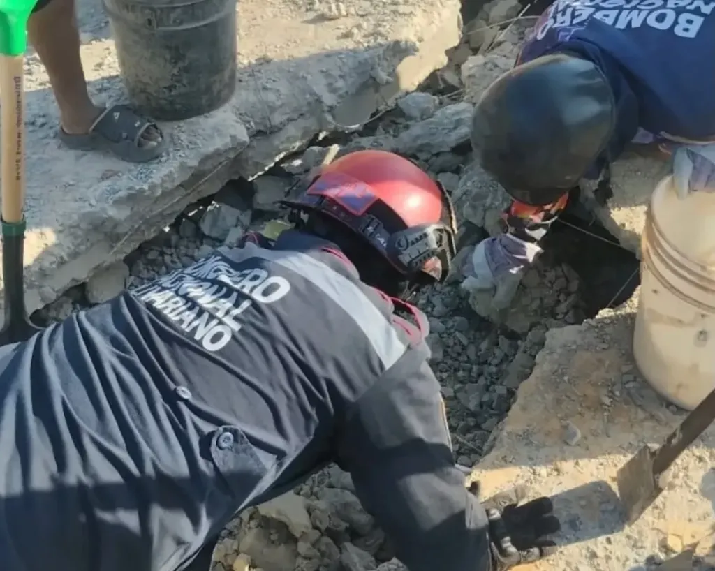 Obrero muere tras pasar más de 13 horas bajo escombros en Chichiriviche