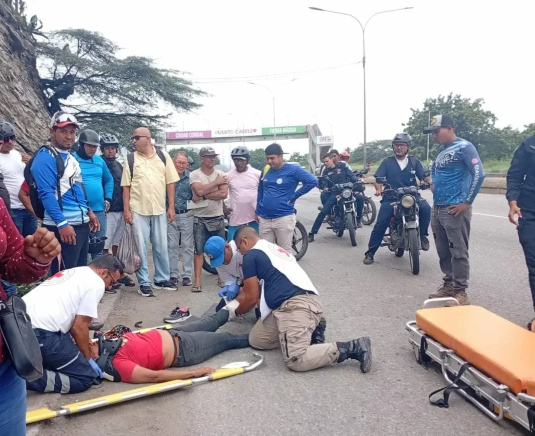 Pareja de motorizados resultó lesionada al volcar moto en Puerto Cabello