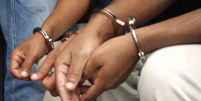 Pareja golpeó brutalmente a su hija de 5 años con una piedra