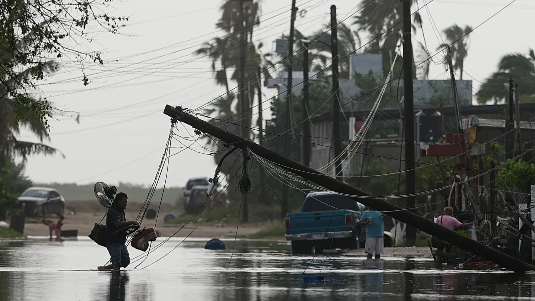 Huracán Polo se debilita a tormenta tropical mientras se interna en noroeste de México