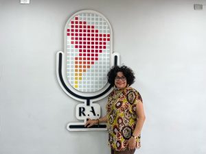 Yudith Rodriguez en su visita a Radio América