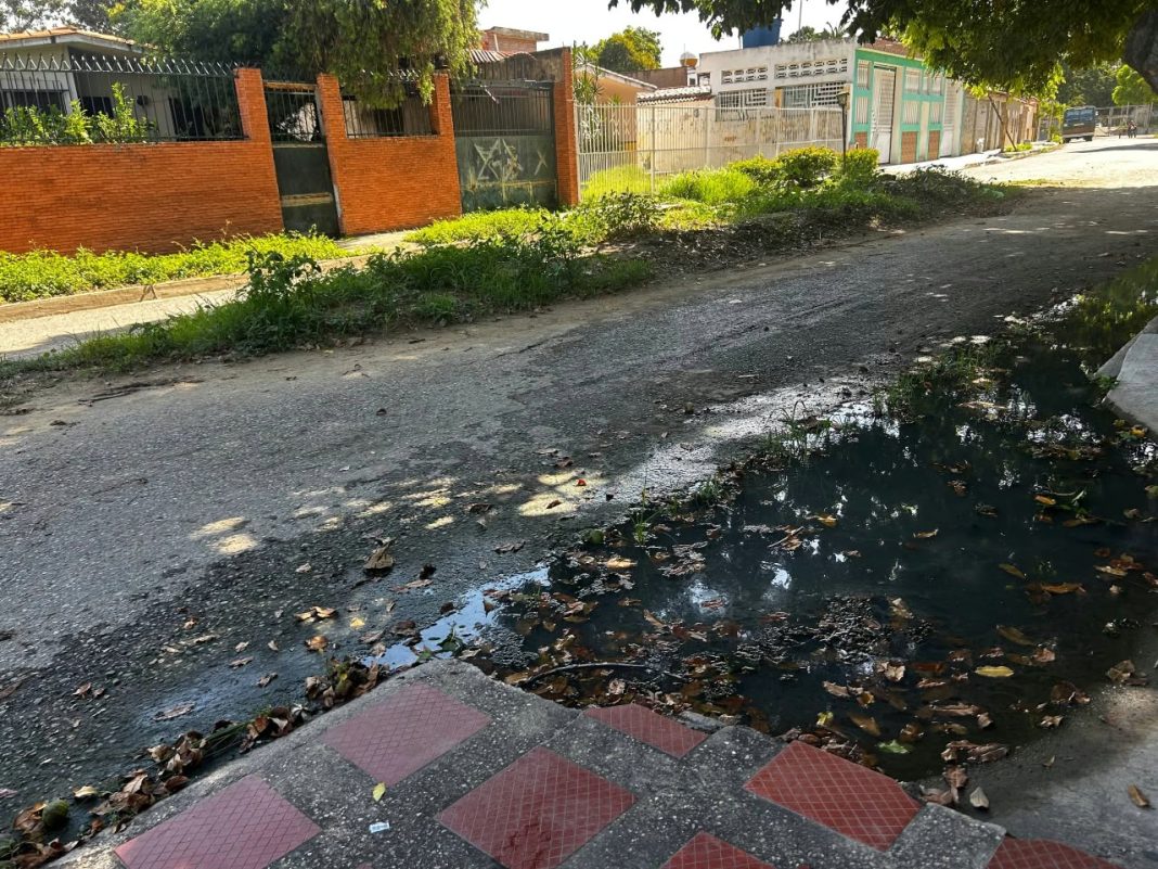 Colapso de aguas residuales inundó tanquillas y dejó sin electricidad a vecinos en Parque Valencia