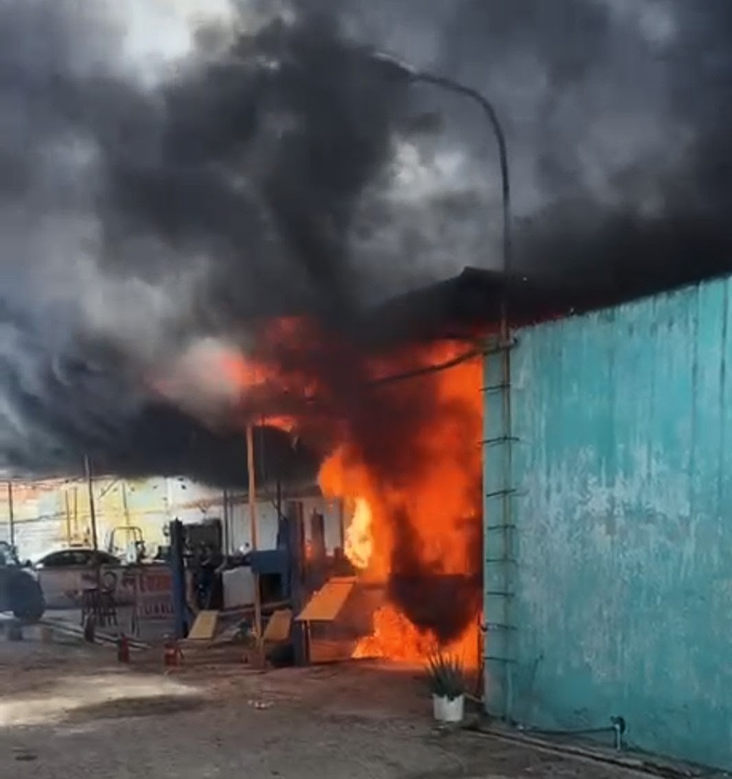 Incendio de vehículo en taller mecánico en Flor Amarillo