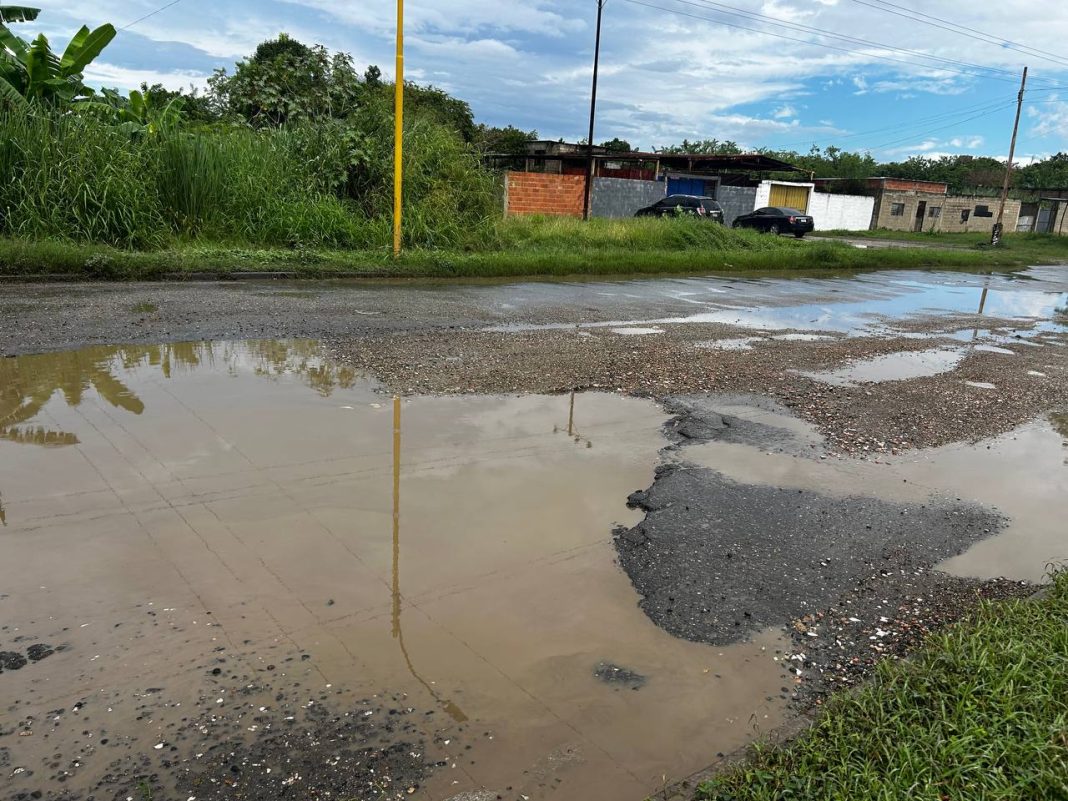 Denuncian deterioro vial y falta de alumbrado en la Recta de Majagual