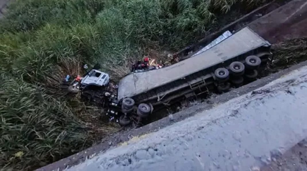 Colisión entre dos gandolas deja cuatro heridos y retención vehicular en Tazón