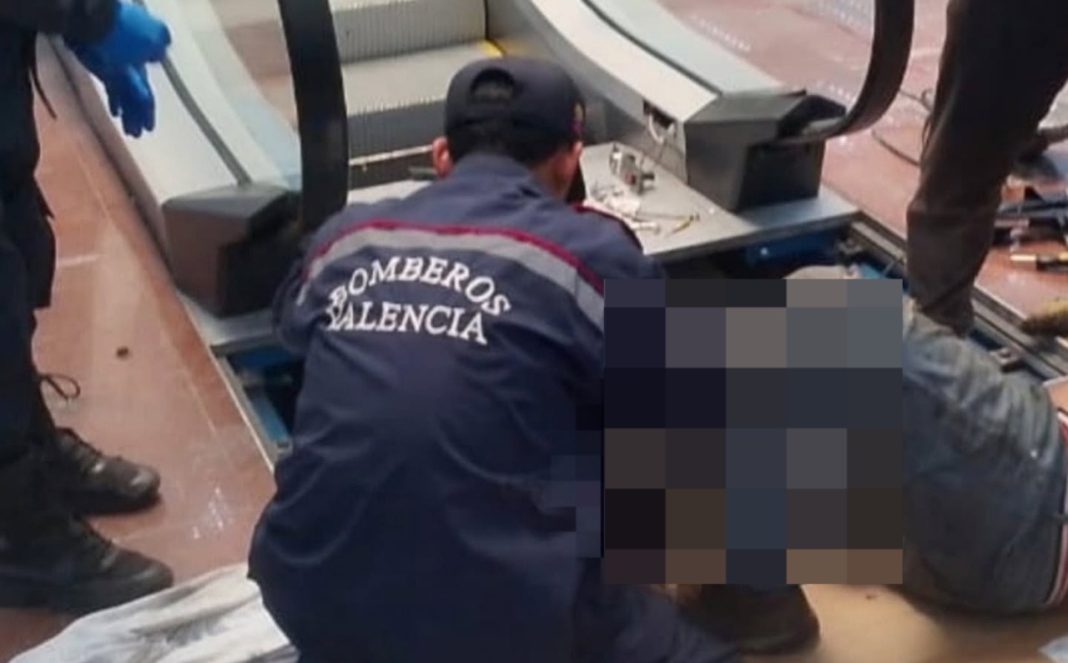 Trabajador quedó atrapado en una escalera eléctrica en Valencia: Bomberos realizan el rescate