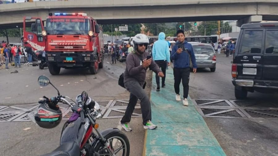 Gandola sin frenos impacta 12 vehículos, deja un fallecido y 15 heridos en Caracas