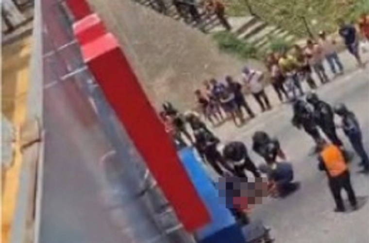 Mujer resultó gravemente herida tras caer del Puente Mayorista