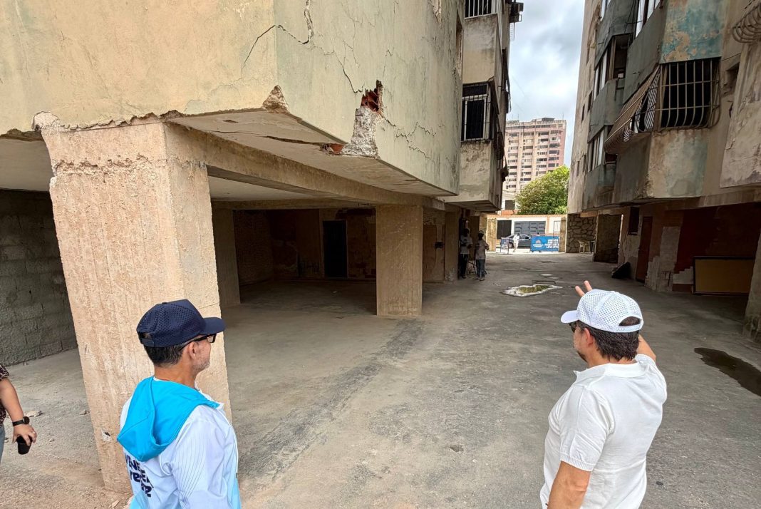 Supervisan avances en recuperación de edificios afectados por terremotos en Puerto Cabello