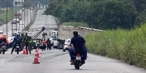 Gandola quedó encunetada en la Variante de Yagua