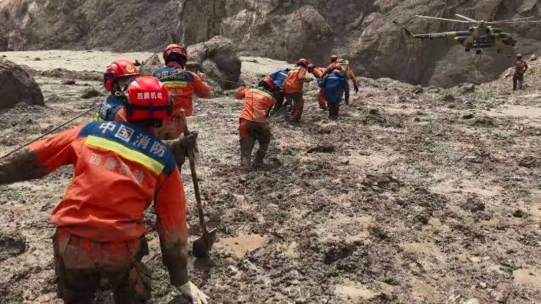 Rescatistas en Nepal avanzanen busqueda de supervivientes