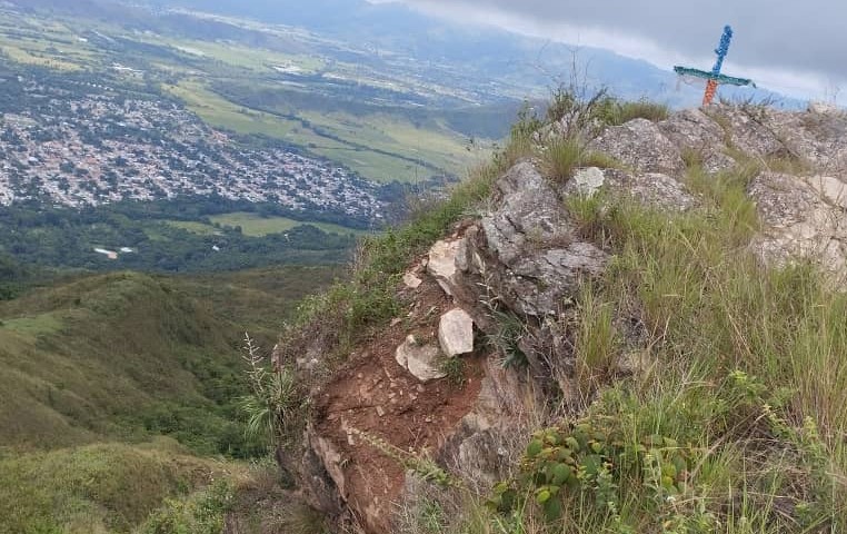 Piden a visitantes no subir a la piedra de El Peñón en Montalbán
