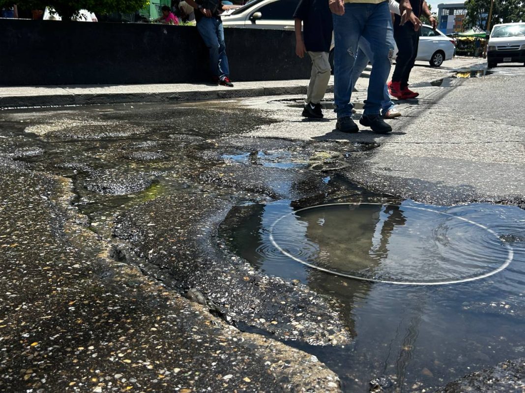 Colapso de aguas negras afecta la actividad comercial y la salud en la avenida principal de Flor Amarillo