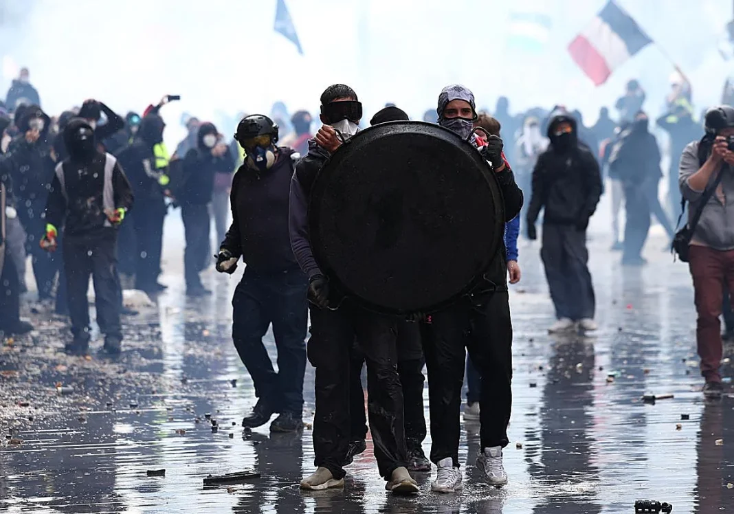 Francia impondrá toques de queda parciales en París y otras ciudades ante la ola de violencia urbana