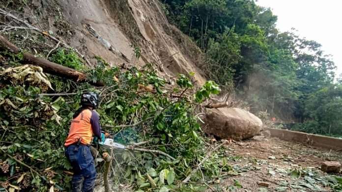 Activan plan de contingencia por derrumbes en la vía a Choroní