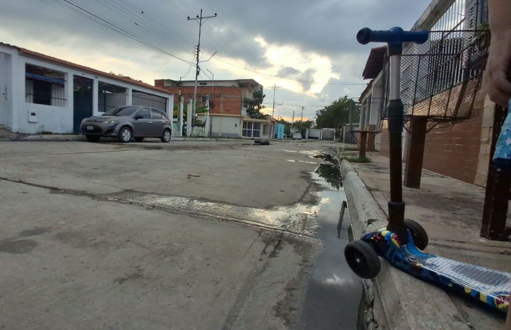Vecinos del sector F de Parque Residencial Flor Amarillo denuncian colapso de la red de cloacas