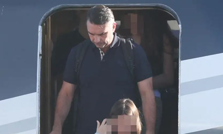 Flávio Bolsonaro dice que salió de Brasil por "persecución"