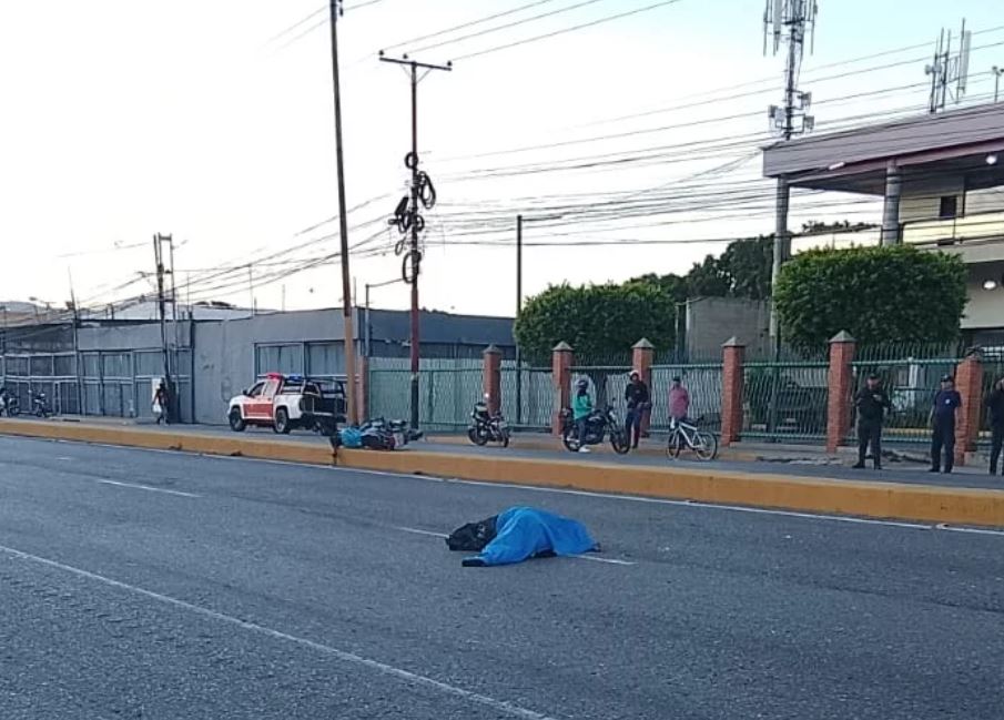 Choque contra objeto fijo deja una mujer muerta en Aragua