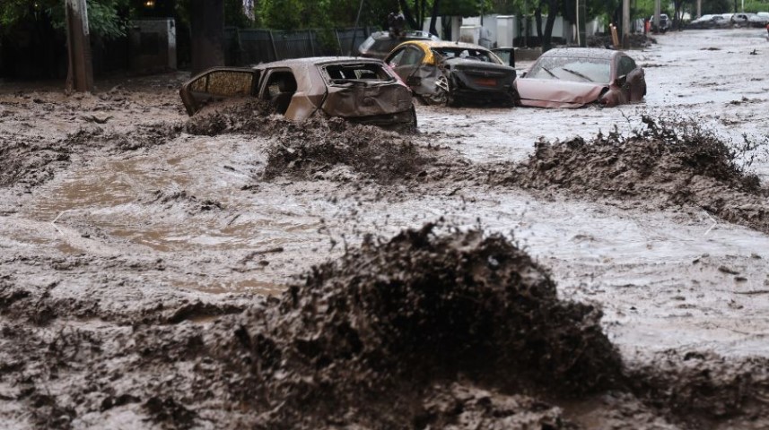Chile decreta estado de catástrofe en una zona de la capital ante desastre por fuertes lluvias