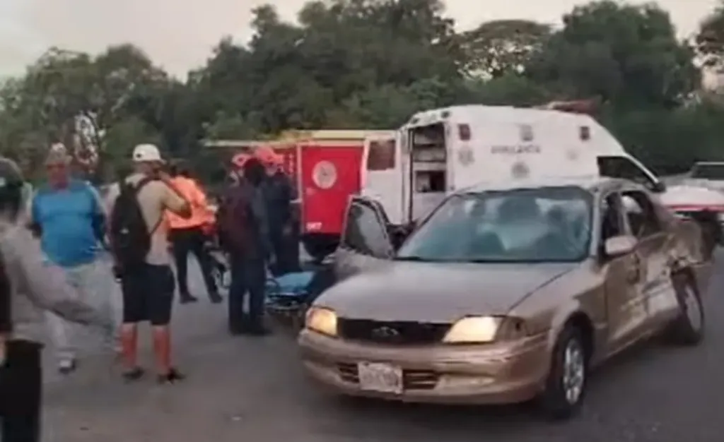 Joven herida al caer de una moto en Campo Carabobo