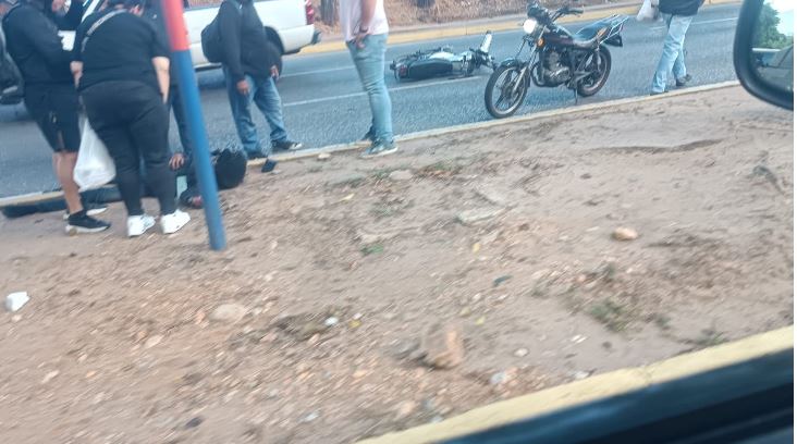 Conductor se fugó tras atropellar a dos jóvenes motorizados Valencia