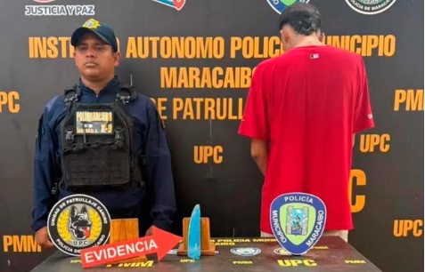 Detienen a un hombre por secuestrar a dos adultos y tres niños